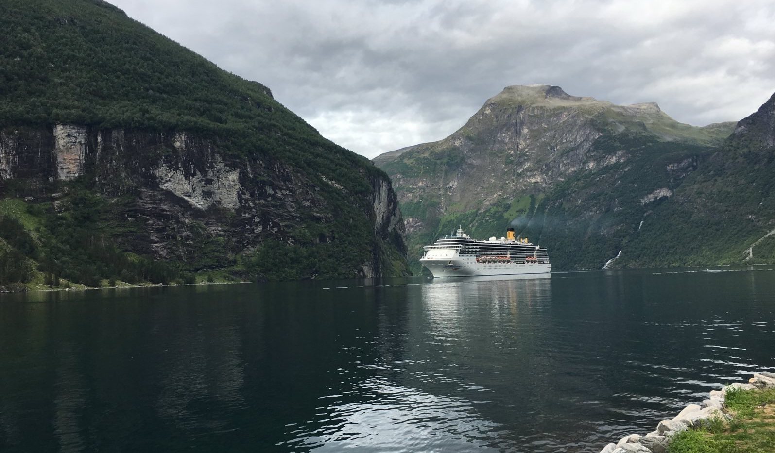 Kreuzfahrtschiff im Fjörd ausschnitt